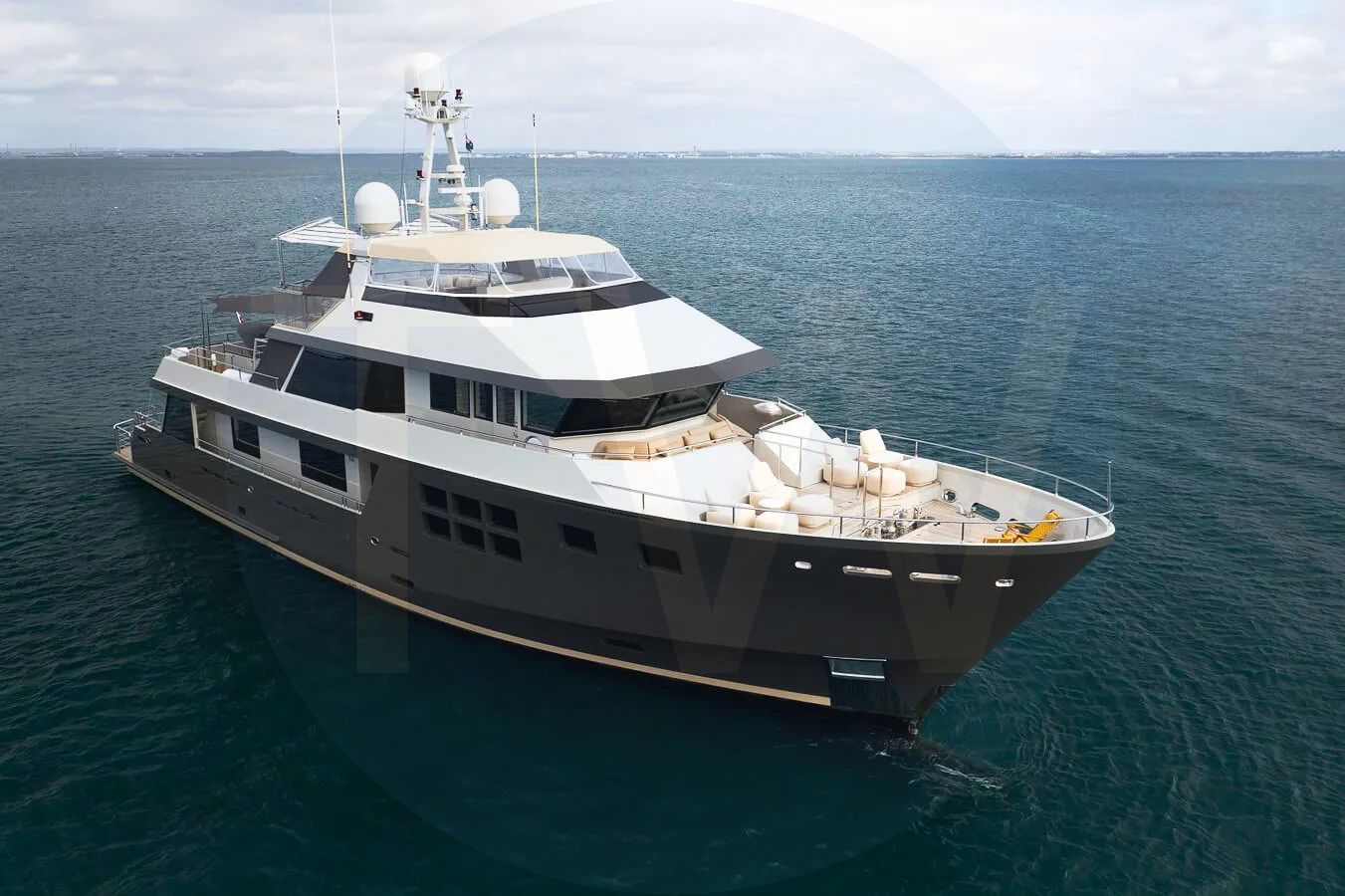 White Akiko yacht - 2026 guide with the owner of the world's 4458th largest yacht, the 27th largest yacht built by superyacht builder Alloy, based in New Zealand.