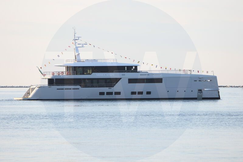White Miss Candy yacht - 2026 guide with the owner of the world's 1801st largest yacht, the 1st largest yacht built by superyacht builder Versilcraft, based in Italy.