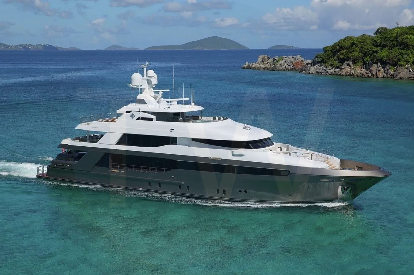 White Muchos Mas yacht - 2026 guide with the owner of the world's 1965th largest yacht, the 2nd largest yacht built by superyacht builder Crescent, based in Canada.