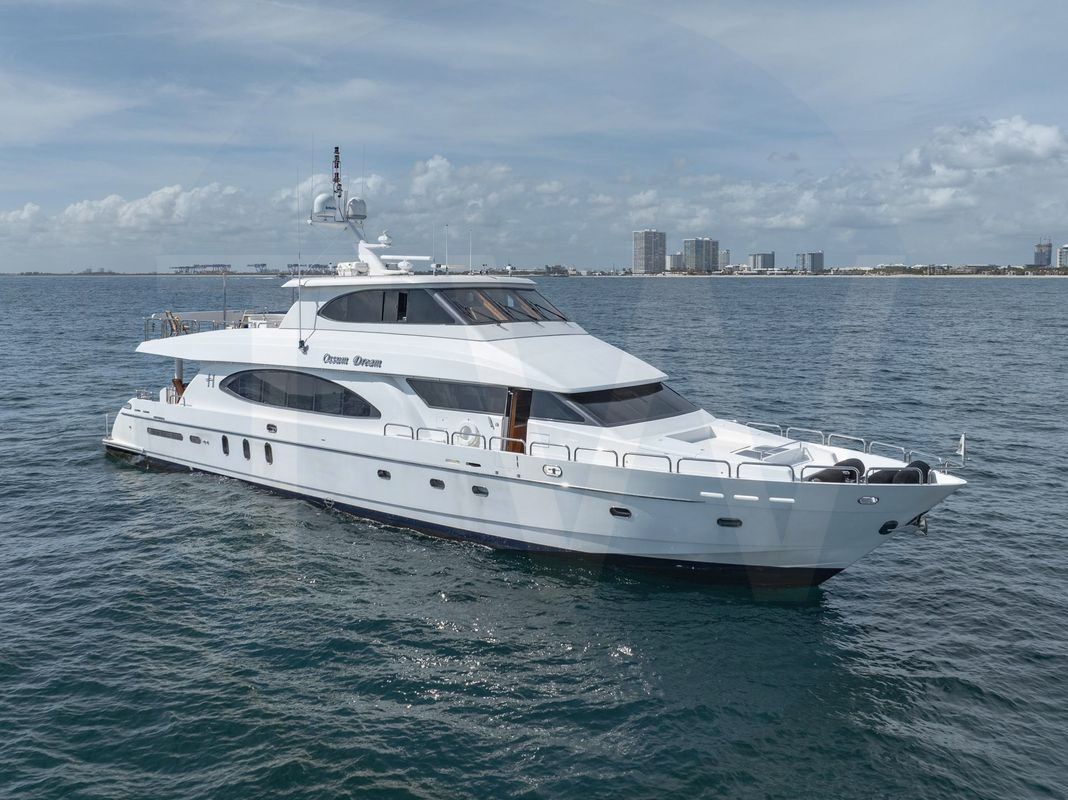 White Ossum Dream yacht - 2026 guide with the owner of the world's 7354th largest yacht, the 53rd largest yacht built by superyacht builder Hargrave, based in Taiwan.