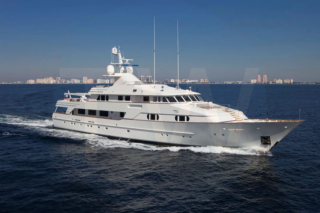 White BG yacht - 2026 guide with the owner of the world's 1561st largest yacht, the 151st largest yacht built by superyacht builder Feadship, based in Netherlands.