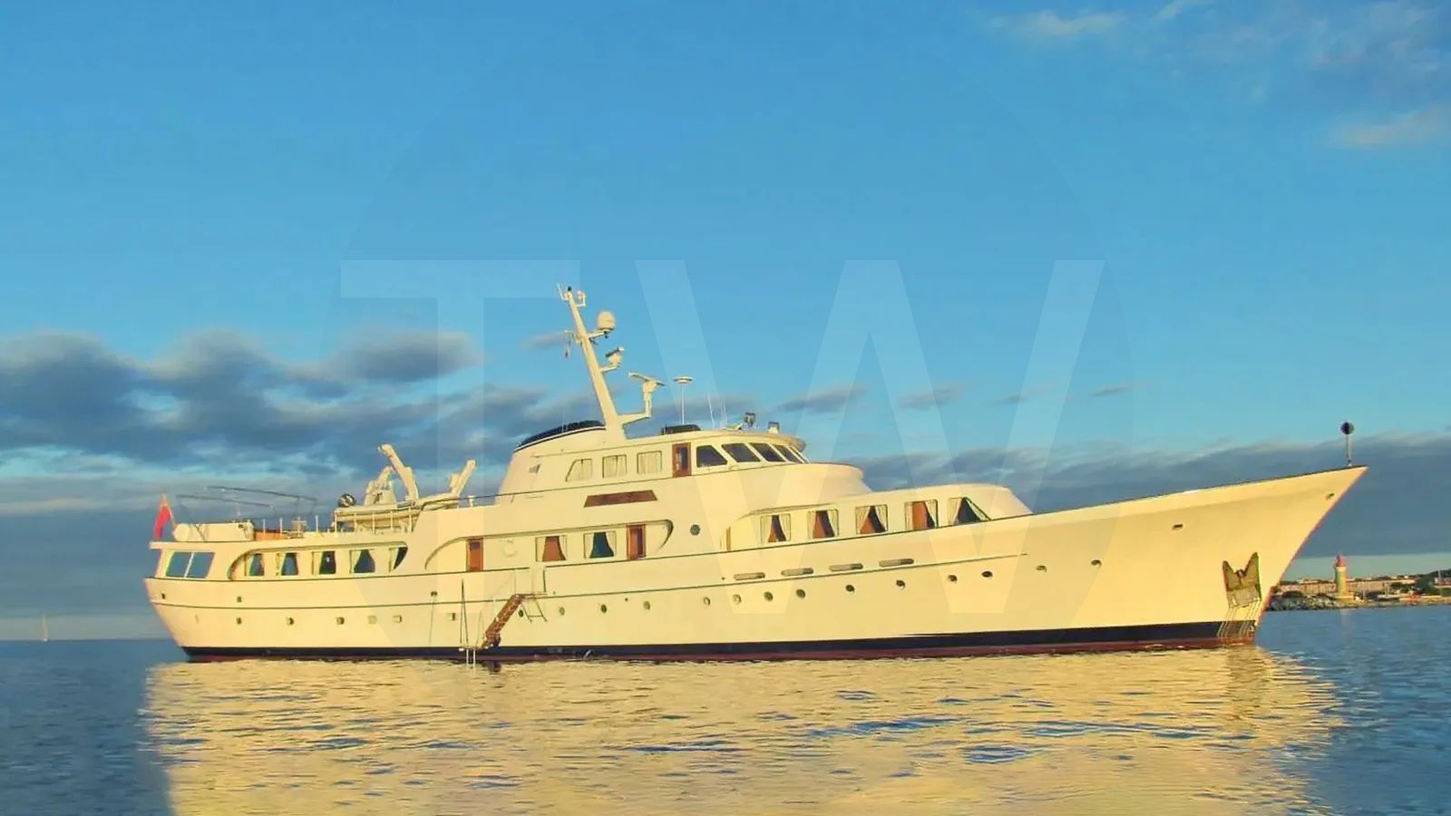 White Secret Life yacht - 2026 guide with the owner of the world's 1759th largest yacht, the 166th largest yacht built by superyacht builder Feadship, based in Netherlands.