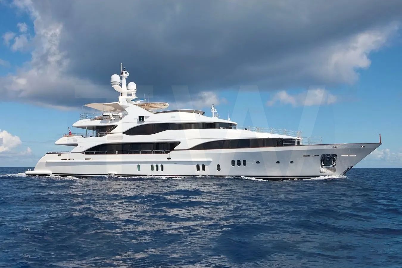 White Sur La Mer yacht - 2026 guide with the owner of the world's 1995th largest yacht, the 131st largest yacht built by superyacht builder Benetti Yachts, based in Italy.