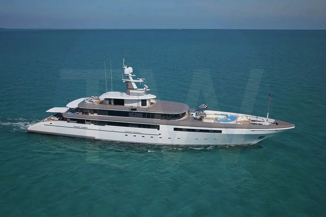White Esmeralda II yacht - 2026 guide with the owner of the world's 468th largest yacht, the 2nd largest yacht built by superyacht builder Codecasa, based in Italy.