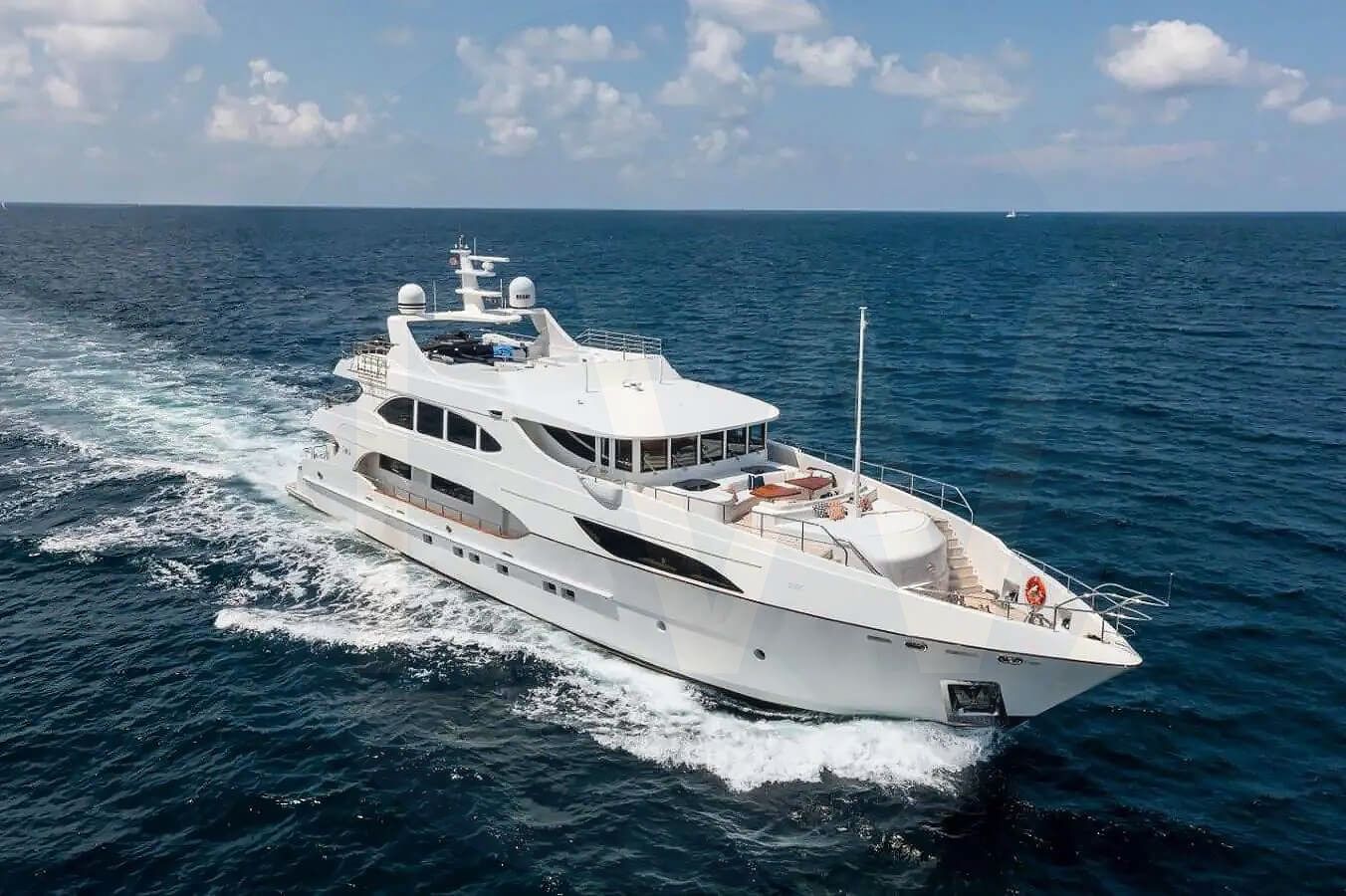 White Silent World yacht - 2026 guide with the owner of the world's 2939th largest yacht, the 3rd largest yacht built by superyacht builder IAG, based in China.