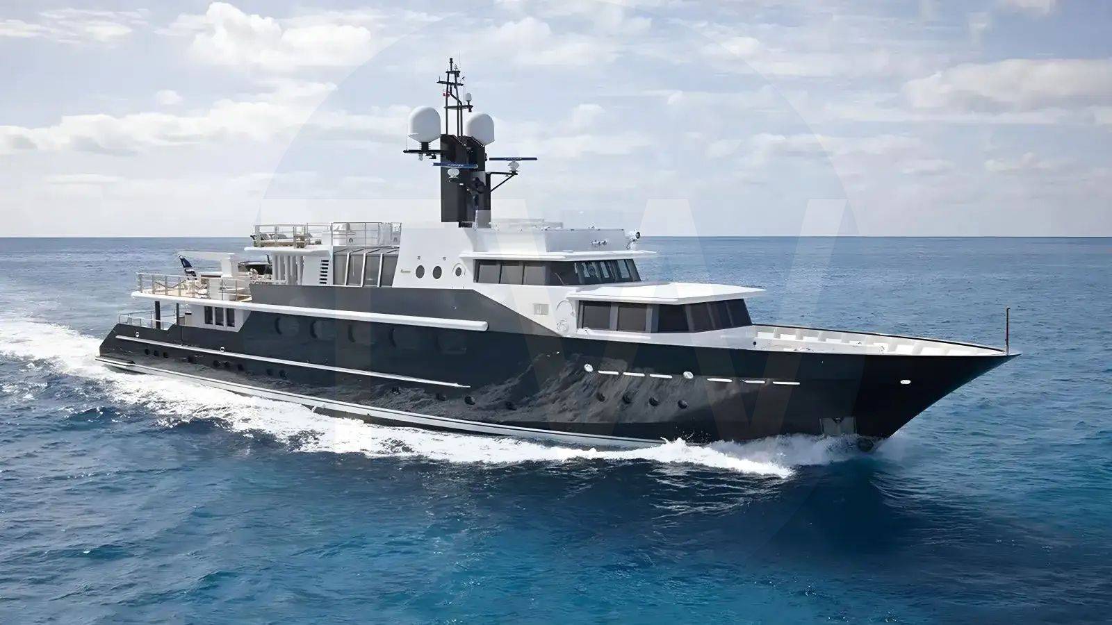 White Highlander yacht - 2026 guide with the owner of the world's 1347th largest yacht, the 138th largest yacht built by superyacht builder Feadship, based in Netherlands.