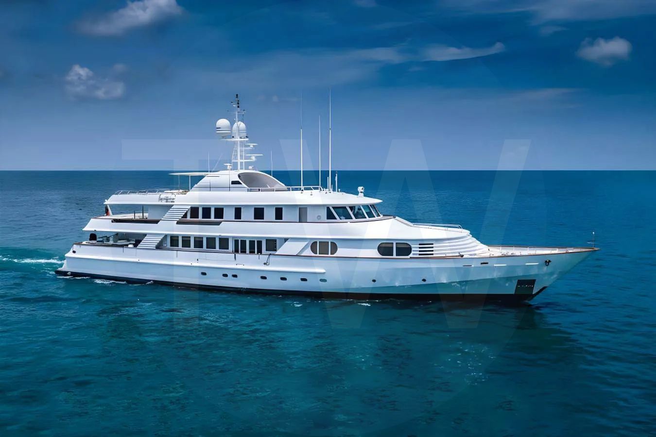 White Azul V yacht - 2026 guide with the owner of the world's 1421st largest yacht, the 36th largest yacht built by superyacht builder CRN, based in Italy.