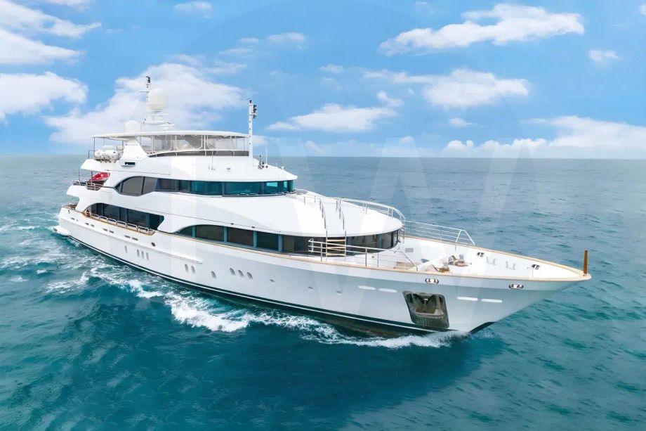 White The Star yacht - 2026 guide with the owner of the world's 1937th largest yacht, the 107th largest yacht built by superyacht builder Benetti Yachts, based in Italy.