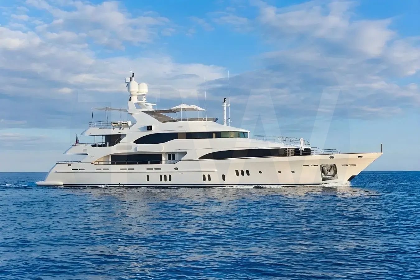White Everblue yacht - 2026 guide with the owner of the world's 1996th largest yacht, the 132nd largest yacht built by superyacht builder Benetti Yachts, based in Italy.