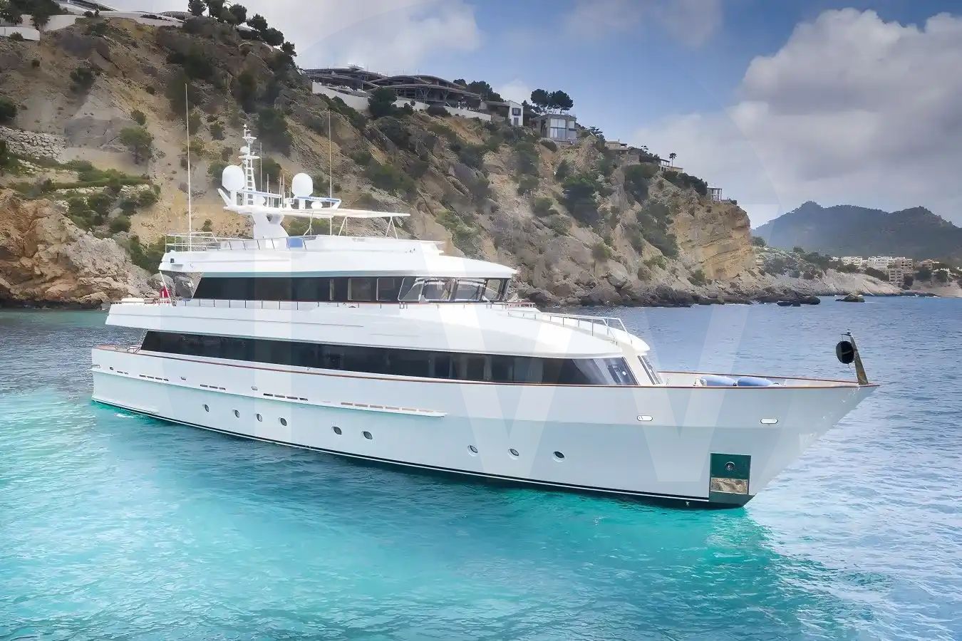 White Alcor yacht - 2026 guide with the owner of the world's 4267th largest yacht, the 120th largest yacht built by superyacht builder Heesen, based in Netherlands.