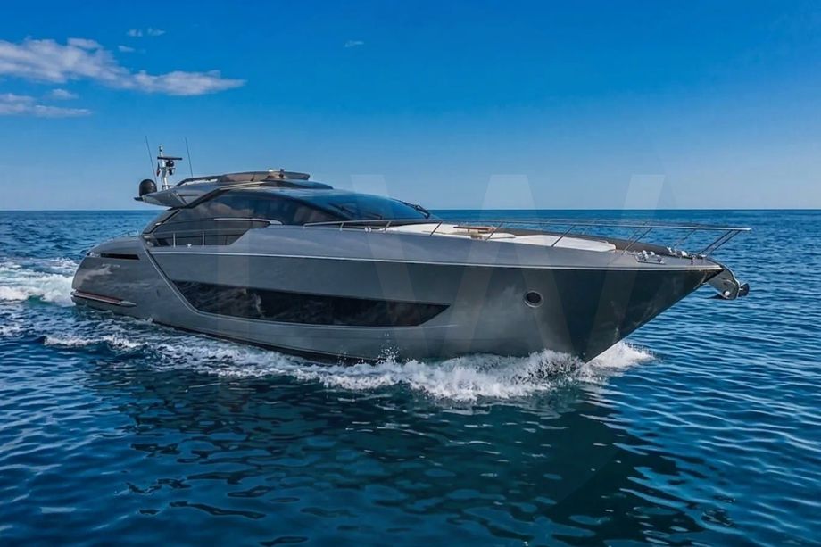 White Gecua yacht - 2026 guide with the owner of the world's 9745th largest yacht, the 163rd largest yacht built by superyacht builder Riva, based in Italy.