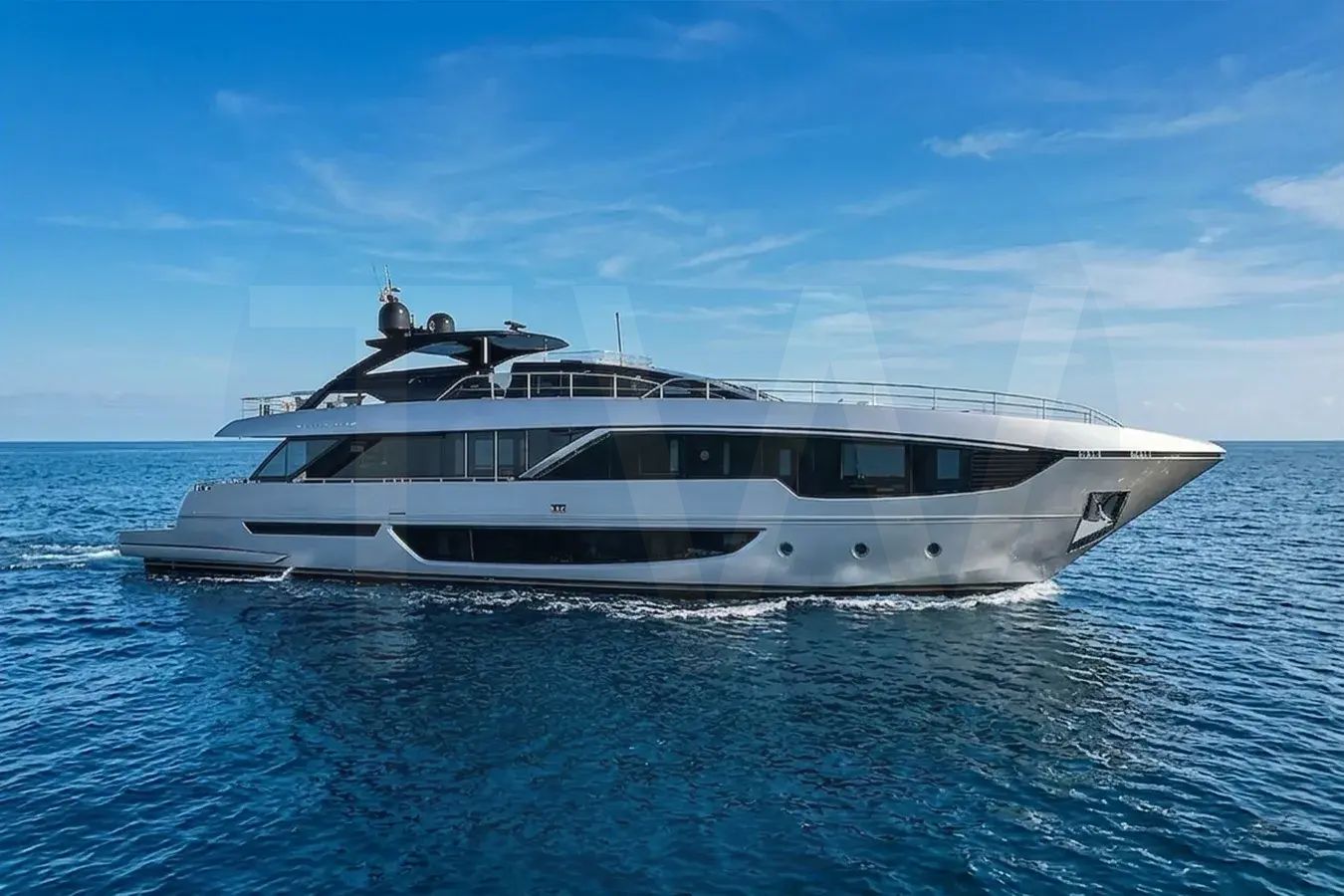 White GIO4 yacht - 2026 guide with the owner of the world's 6762nd largest yacht, the 65th largest yacht built by superyacht builder Riva, based in Italy.